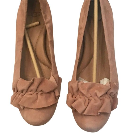 NIB UGG BLOCK HEEL FIFI Ruffle SUEDE Flats SUNTAN Light PINK Women's Size 5 - Picture 2 of 6
